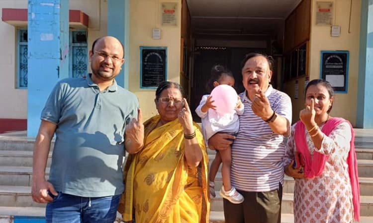 Gadag; ಇಂಗ್ಲೆಂಡ್‌ನಿಂದ ಆಗಮಿಸಿ ಮತದಾನ ಮಾಡಿದ ಗದಗದ ವಿನಯ್