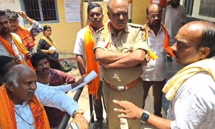 Raichur; ಮತದಾನ ಕೇಂದ್ರದಲ್ಲಿ ಕೇಸರಿ ಶಾಲು- ಹಿಜಾಬ್ ಗಲಾಟೆ; ಪೊಲೀಸರೊಂದಿಗೆ ಮಾತಿನ ಚಕಮಕಿ