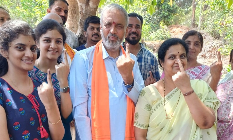 Sirsi: ಕಲಿತ ಶಾಲೆಯಲ್ಲಿ ಮತದಾನ ಮಾಡಿದ ಮಾಜಿ ಸ್ಪೀಕರ್ ಕಾಗೇರಿ!