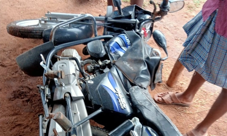 Hunsur: ಆನೆ ನಡೆದದ್ದೇ ದಾರಿ! ಆನೆ ದಾಳಿಗೆ ಬೈಕ್ ಜಖಂ, ಕಾಂಪೌಂಡ್ ಗೆ ಹಾನಿ