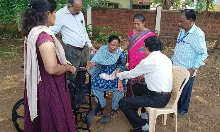 ಕುಸಿದು ಬಿದ್ದ ಚುನಾವಣಾ ಸಿಬ್ಬಂದಿ: ಮತದಾನ ಮಾಡಲು ಬಂದ ಡಾ.ನಿತಿನ್‌ಚಂದ್ರ ಅವರಿಂದ ಚಿಕಿತ್ಸೆ