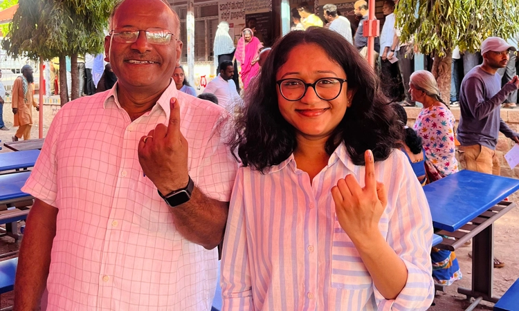 Lok Sabha Election: ಮತ ಚಲಾಯಿಸಲು ಜರ್ಮನಿಯಿಂದ ಬನಹಟ್ಟಿಗೆ ಬಂದ ಯುವತಿ