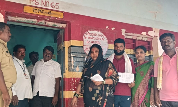 LS Polls: ಮನೆ ಯಜಮಾನನ್ನು ಕಳೆದುಕೊಂಡ ದುಃಖದ ನಡುವೆ ನಡುವೆ ಮತ ಚಲಾಯಿಸಿದ ಕುಟುಂಬ ಸದಸ್ಯರು