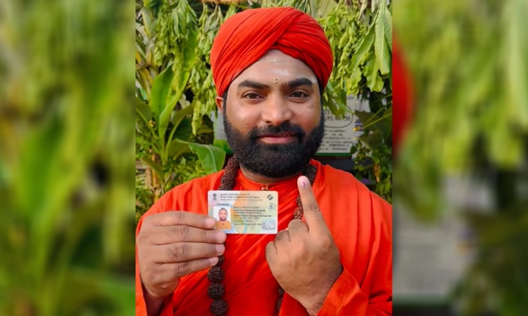 LS Polls: ಪಂಚಮಸಾಲಿ ಜಗದ್ಗುರು ಶ್ರೀ ವಚನಾನಂದ ಸ್ವಾಮೀಜಿಗಳಿಂದ ಮತಗಟ್ಟೆಯಲ್ಲಿ ಮೊದಲ ಮತದಾನ