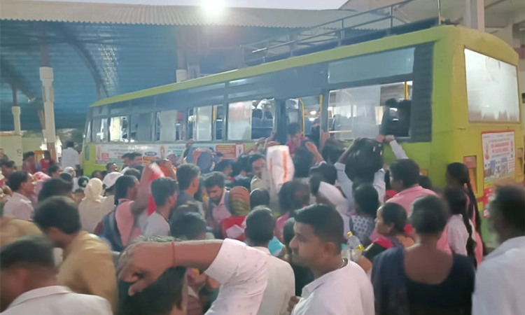 Gadag; ಮತದಾನದ ಮುನ್ನಾ ದಿನ ಬಸ್‌ಗಳು ಫುಲ್ ರಶ್: ಜನರ ಪರದಾಟ
