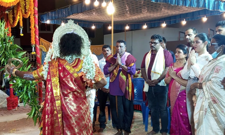 ಕೊರಗಜ್ಜ, ಕಲ್ಲುರ್ಟಿ ದೈವಗಳಿಗೆ ‘ಫಸ್ಟ್ ಲುಕ್’ ತೋರಿಸಿ ಅನುಮತಿ ಪಡೆದ ‘ಕೊರಗಜ್ಜ’ ಚಿತ್ರತಂಡ