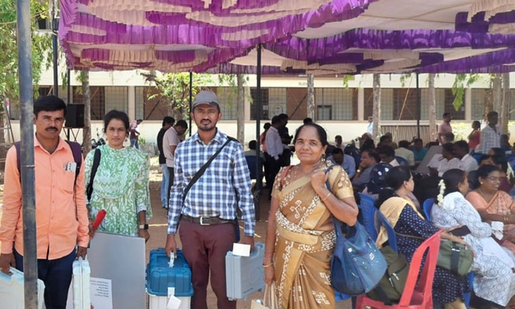 Lok Sabha Election: ಮತಗಟ್ಟೆಗಳಿಗೆ ತೆರಳಿದ ಅಧಿಕಾರಿಗಳು, ಸಿಬ್ಬಂದಿಗಳು