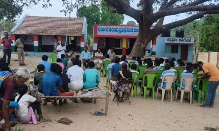 ಮತಗಟ್ಟೆ ಧ್ವಂಸ: ಕಾಡಲ್ಲಿ ಅವಿತಿದ್ದವರಿಗೆ ಧೈರ್ಯ ತುಂಬಿ ಗ್ರಾಮಕ್ಕೆ ಕರೆತಂದ ಅಧಿಕಾರಿಗಳು