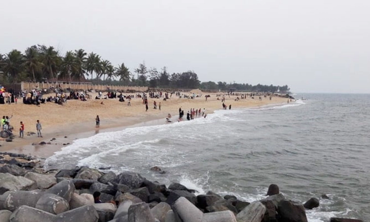 Ullal Beach ಸಮುದ್ರ ಪಾಲಾಗುತ್ತಿದ್ದ ವಿದ್ಯಾರ್ಥಿಯ ರಕ್ಷಣೆ