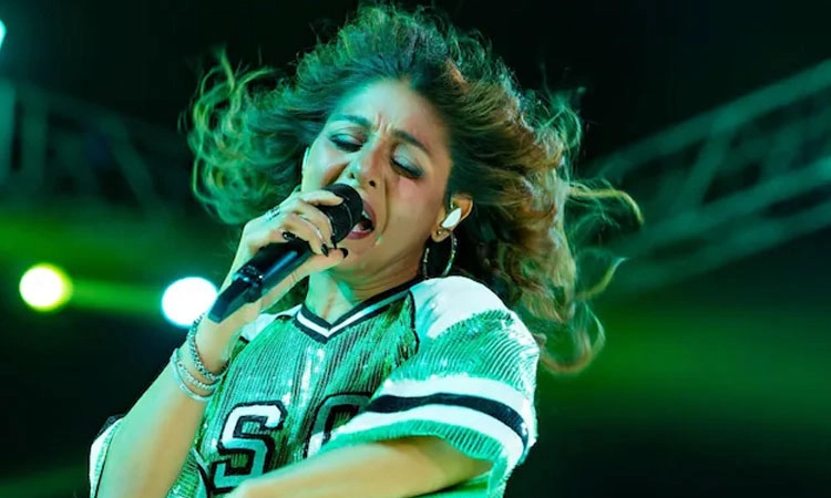 Sunidhi Chauhan: ಹಾಡುತ್ತಿರುವಾಗಲೇ ಖ್ಯಾತ ಗಾಯಕಿ ಮೇಲೆ ಬಾಟಲಿ ಎಸೆದ ಅಭಿಮಾನಿ