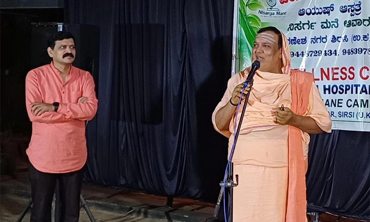 Sirsi: ಯಾರನ್ನೂ ಯಾವತ್ತೂ ಪ್ಲೀಸ್ ಮಾಡಬೇಡಿ, ಪ್ರೀತಿ ಮಾಡಿ ಸಾಕು: ಹುಕ್ಕೇರಿ ಶ್ರೀ