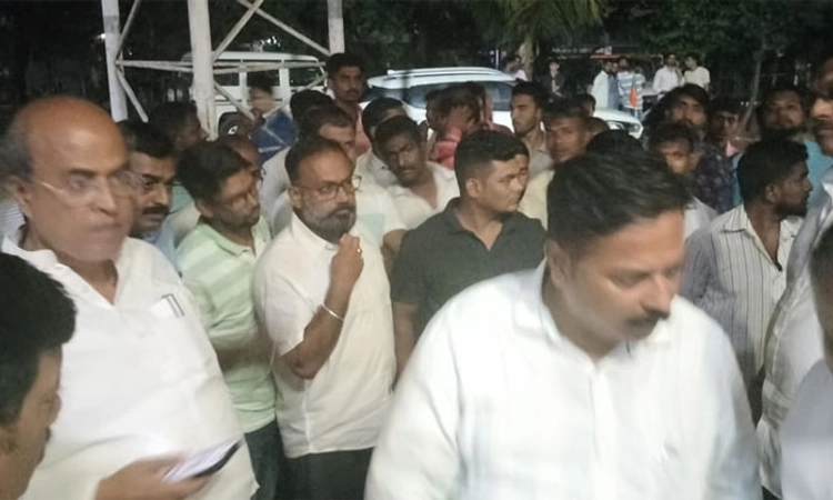 Congress ಕಾರ್ಯಕರ್ತರು ಹಣ ಹಂಚುತ್ತಿದ್ದಾರೆ ಎಂದು ಠಾಣೆ ಎದುರು BJP ಶಾಸಕರ ಪ್ರತಿಭಟನೆ