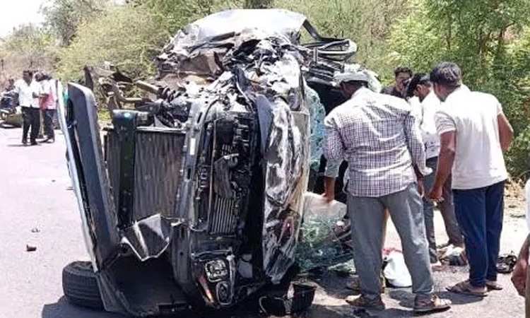 Road Mishap ಕಾರು ಪಲ್ಟಿ: ಸಿದ್ದನಕೊಳ್ಳ ಶ್ರೀ ಪ್ರಾಣಾಪಾಯದಿಂದ ಪಾರು