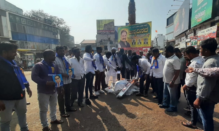 Hubli: ತೀವ್ರತೆ ಪಡೆದ ಬಂದ್; ಬಸ್-ಆಟೋ ಇಲ್ಲದೆ ಪರದಾಡಿದ ಜನತೆ