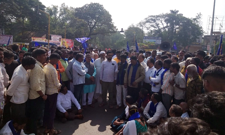 Dharwad: ದಲಿತಪರ ಸಂಘಟನೆ ಕರೆ ನೀಡಿದ ಬಂದ್ ಗೆ ಮಿಶ್ರ ಪ್ರತಿಕ್ರಿಯೆ