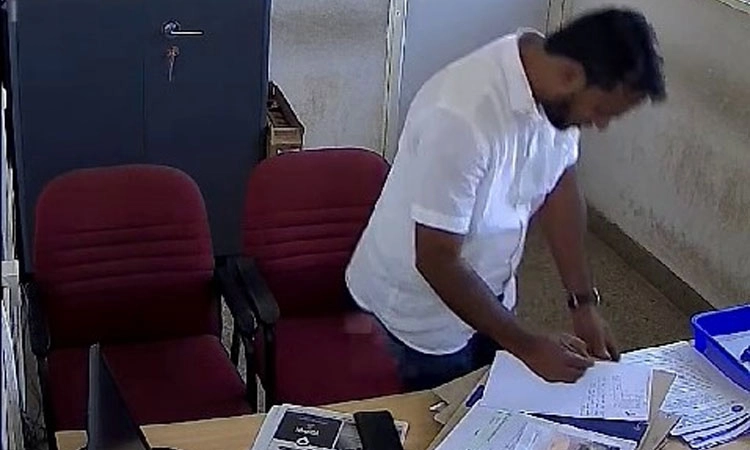 Mangaluru: ಮುಡಾ ಕಚೇರಿಯಲ್ಲಿ ಮಧ್ಯವರ್ತಿಯಿಂದ ಕಡತ ತಿದ್ದುಪಡಿ?