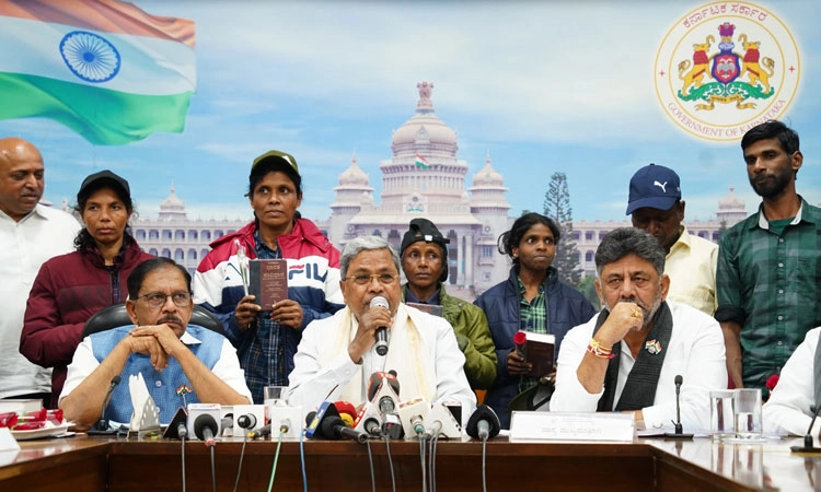 Naxals Surrender: ಮುಖ್ಯಮಂತ್ರಿ ಸಮ್ಮುಖ ಶಸ್ತ್ರಾಸ್ತ್ರ ತ್ಯಜಿಸಿ ಶರಣಾದ 6 ನಕ್ಸಲರು