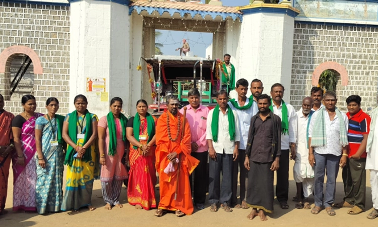 Protest: ಮುಳಗುಂದ: ಕಡಲೆ ಖರೀದಿ ಹಣ ಬಿಡುಗಡೆಗೆ ಆಗ್ರಹಿಸಿ ಪಾದಯಾತ್ರೆ… ಅಹೋರಾತ್ರಿ ಧರಣಿ