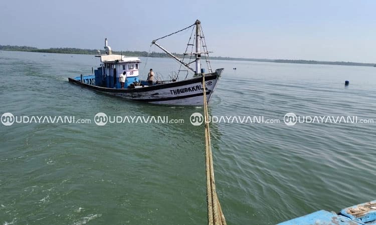 Gangolli: ಮರದ ದಿಮ್ಮಿಗೆ ಡಿಕ್ಕಿ ಹೊಡೆದ ಮೀನುಗಾರಿಕಾ ದೋಣಿ