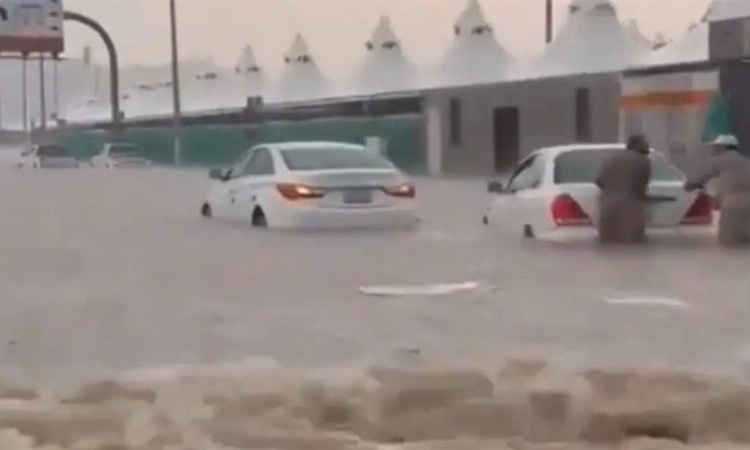 Saudi Arabia: ಮೆಕ್ಕಾ-ಮದೀನಾ ಸೇರಿ ಹಲವೆಡೆ ದಾಖಲೆಯ ಧಾರಾಕಾರ ಮಳೆ; ಜನಜೀವನ ಅಸ್ತವ್ಯಸ್ತ