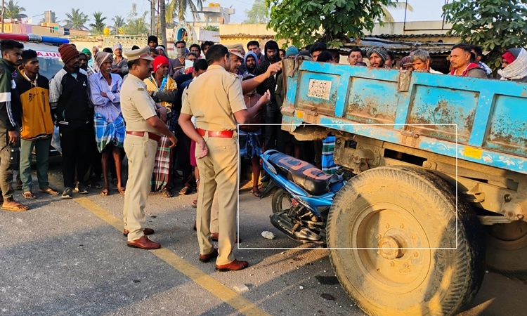 ಬೆಳ್ಳಂಬೆಳಗ್ಗೆ ತುಮಕೂರಿನಲ್ಲಿ ಭೀಕರ ಅಪಘಾತ… ಬೈಕ್ ನಲ್ಲಿದ್ದ ಮೂವರು ಸ್ಥಳದಲ್ಲೇ ಮೃತ್ಯು