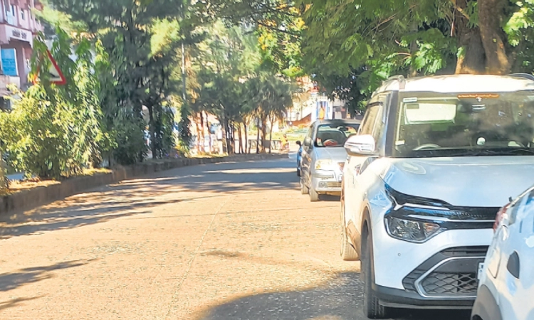 Mangalore: ರಸ್ತೆಯಲ್ಲೇ ವಾಹನ ಪಾರ್ಕಿಂಗ್‌; ಪಾದಚಾರಿಗಳಿಗೆ ಸಂಕಷ್ಟ