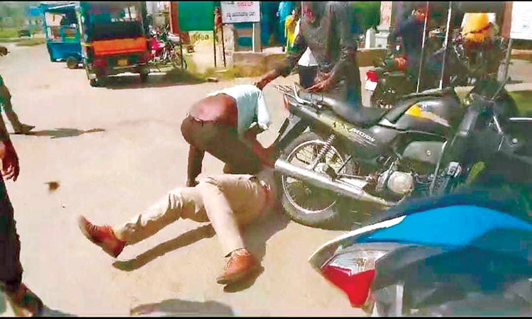 Assault: ನಾಗಮಂಗಲದಲ್ಲಿ ಎಎಸ್‌ಐಯ ಹಿಡಿದು ಎಳೆದಾಡಿ, ಹಲ್ಲೆ ಮಾಡಿದ ಆರೋಪಿ!