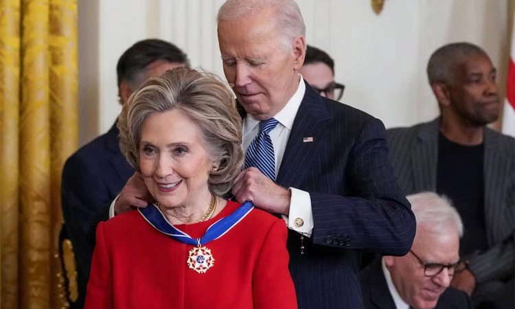 Washington: ಹಿಲರಿ, ಸೊರೋಸ್‌ ಸೇರಿ 19 ಮಂದಿಗೆ ಅಮೆರಿಕ ನಾಗರಿಕ ಪ್ರಶಸ್ತಿ ಪ್ರದಾನ