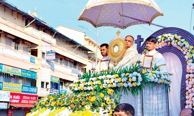 Mangaluru ಧರ್ಮಪ್ರಾಂತ;ವಾರ್ಷಿಕ ಪರಮ ಪವಿತ್ರ ಪ್ರಸಾದದ ಮೆರವಣಿಗೆ