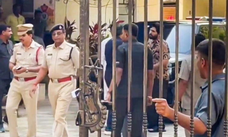 Theatre stampede case: ಪೊಲೀಸರ ಮುಂದೆ ಹಾಜರಾದ ಅಲ್ಲು ಅರ್ಜುನ್, ಆಸ್ಪತ್ರೆಗೆ ಭೇಟಿ ರದ್ದು