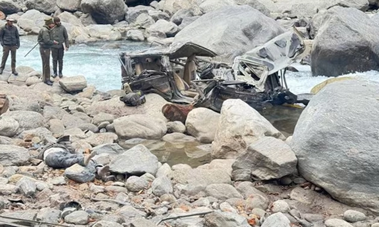 Jammu and Kashmir: ಕಮರಿಗೆ ಬಿದ್ದ ವಾಹನ; ಕನಿಷ್ಠ ನಾಲ್ವರು ಸಾವು