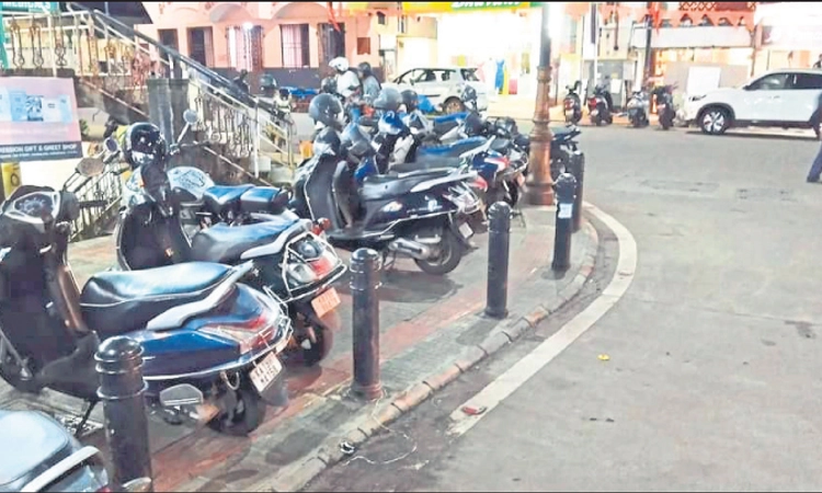 Mangaluru: ಫುಟ್‌ಪಾತ್‌ನಲ್ಲೇ ಪಾರ್ಕಿಂಗ್‌; ಪಾದಚಾರಿಗಳ ಪರದಾಟ
