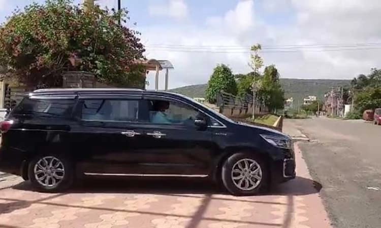 ಸಹೋದರ-ಅಳಿಯನೊಂದಿಗೆ ರಮೇಶ್ ಜಾರಕಿಹೊಳಿ‌ ಸುತ್ತೂರು ಮಠಕ್ಕೆ ಪ್ರಯಾಣ