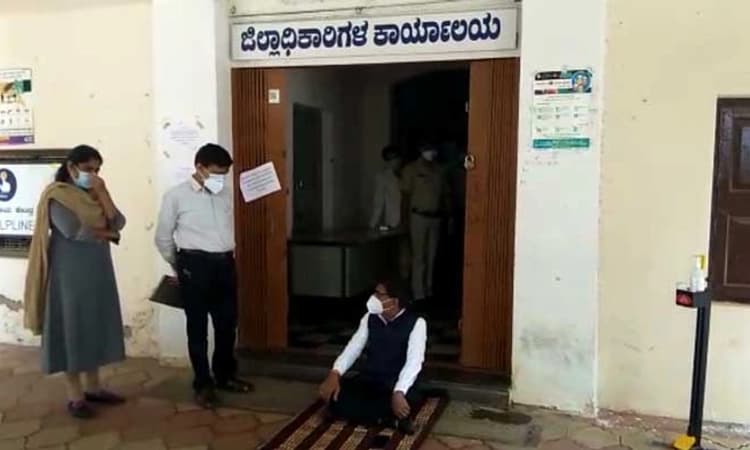 ‘ಯಾವ ಸಭೆಗೂ ನನ್ನನ್ನು ಕರೆಯಲ್ಲ’: ಎಂಎಲ್ ಸಿ ಭೋಜೇಗೌಡ ಏಕಾಂಗಿ ಪ್ರತಿಭಟನೆ