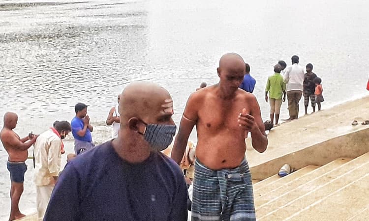 ಕೊರೊನಾ ಲೆಕ್ಕಿಸದೇ ಶ್ರೀಕಂಠೇಶರನಿಗೆ  ಕದ್ದುಮುಚ್ಚಿ ಮುಡಿಕೊಟ್ಟ ಭಕ್ತರು!