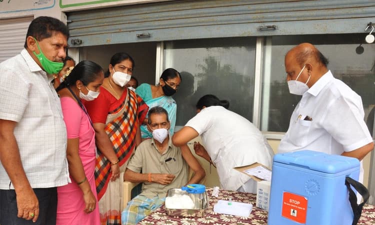 18 ವರ್ಷ ಮೇಲ್ಪಟ್ಟವರು ಲಸಿಕೆ ಪಡೆಯಿರಿ: ಶಾಸಕ