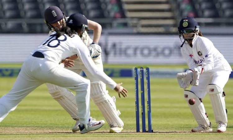 ವನಿತಾ ಟೆಸ್ಟ್‌ ಪಂದ್ಯ : ಫಾಲೋಆನ್‌ ಸಂಕಟಕ್ಕೆ ಸಿಲುಕಿದ ಭಾರತ