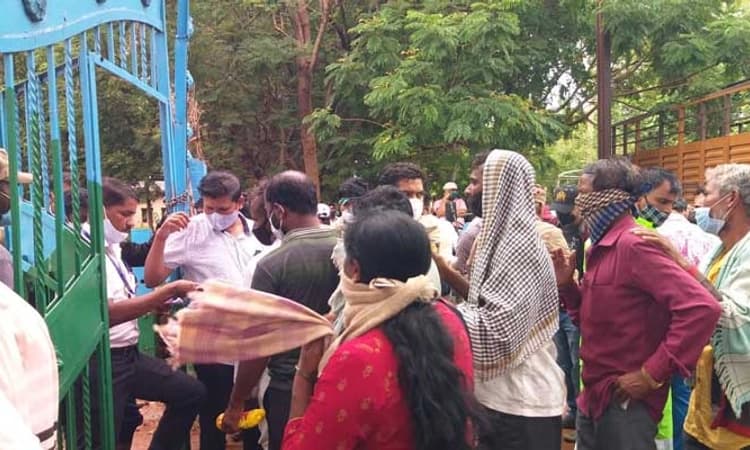 ಆಲಮಟ್ಟಿ: ಸಸಿ ಪಡೆಯಲು ಅರಣ್ಯ ನರ್ಸರಿಯಲ್ಲಿ ರೈತರಿಂದ ನೂಕುನುಗ್ಗಲು; ಕೋವಿಡ್ ನಿಯಮ ಉಲ್ಲಂಘನೆ