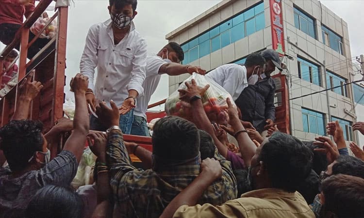 ದಿನಸಿ ಕಿಟ್ಗಾಗಿ ಮುಗಿಬಿದ ಜನ