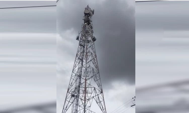 ಮದುವೆ ಮಾಡುವುದು ತಡವಾದ್ದರಿಂದ ಮೊಬೈಲ್ ಟವರ್ ಕಂಬ ಏರಿ ಕುಳಿತ ಯುವಕ