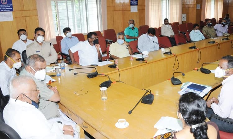 ರಸ್ತೆ ಕಾಮಗಾರಿ ತ್ವರಿತವಾಗಿ ಪೂರ್ಣಗೊಳಿಸಿ