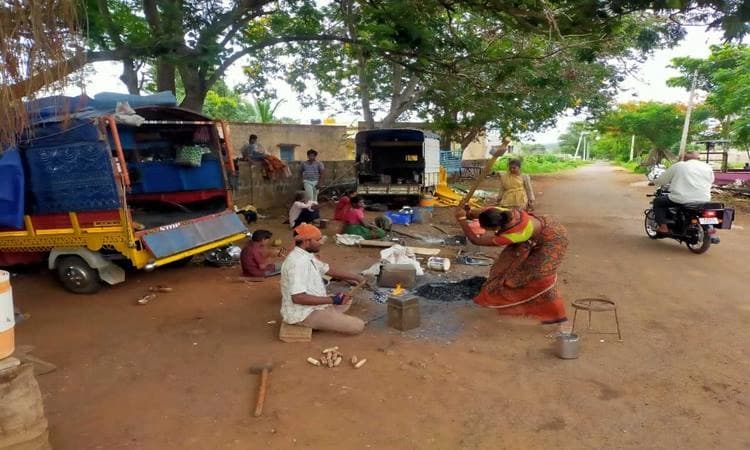 ಕೋವಿಡ್ ಕುಲುಮೆಯಲ್ಲಿ ಕುದಿಯುತ್ತಿದೆ ಕಮ್ಮಾರರ ಜೀವನ