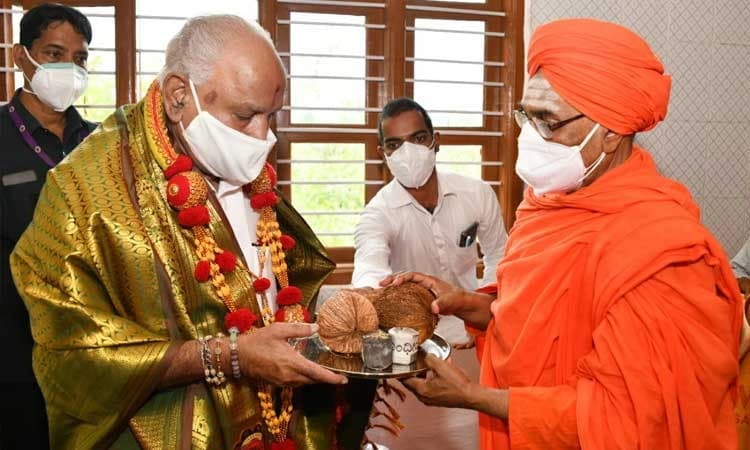 ಮಠಾಧೀಶರನ್ನು ಭೇಟಿಯಾಗಿ ಆಶೀರ್ವಾದ ಪಡೆದ ಸಿಎಂ ಬಿಎಸ್ ವೈ