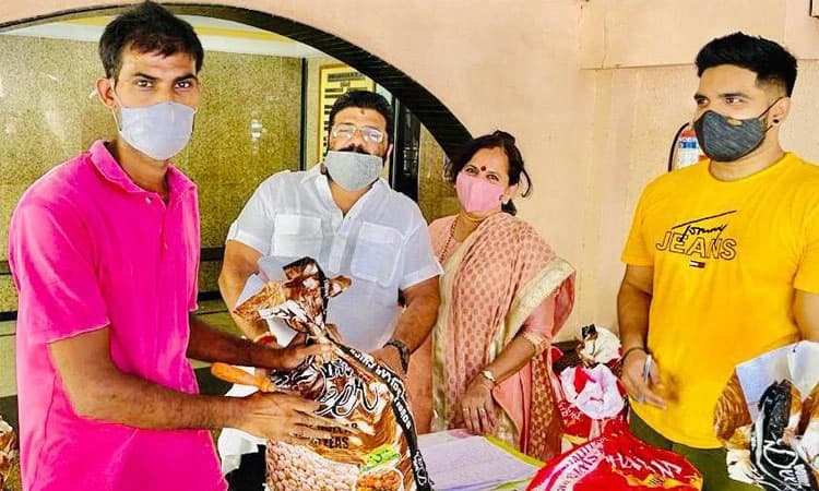 ಉದಯ ಶೆಟ್ಟಿ ದಂಪತಿಯಿಂದ ಆಹಾರ ಕಿಟ್‌ ವಿತರಣೆ