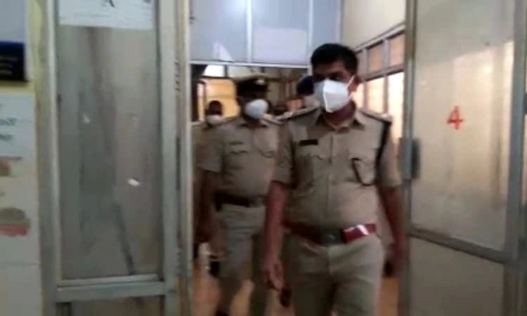 ವೆಂಟಿಲೇಟರ್ ಕದ್ದು ಪರಾರಿಯಾದ ಖತರ್ನಾಲ್ ಖದೀಮರು..!