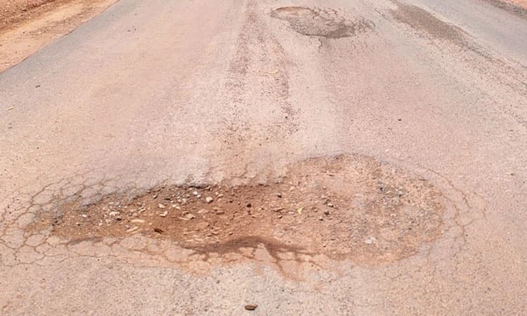 100 ಮೀ ರಸ್ತೆ ಡಾಂಬರೀಕರಣ ಕಳಪೆ