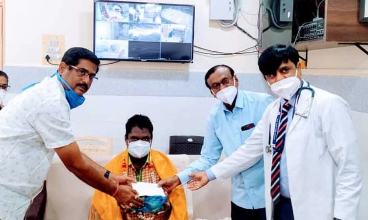 ಚಿಕಿತ್ಸಾ ಸಮಯದಲ್ಲಿ ಸೋಂಕಿತರಿಗೆ ಕ್ಷೌರ ಮಾಡಿ ಆತ್ಮಸ್ಥೈರ್ಯ ತುಂಬಿದ ಸುರೇಶ್ ಗೆ ಸನ್ಮಾನ