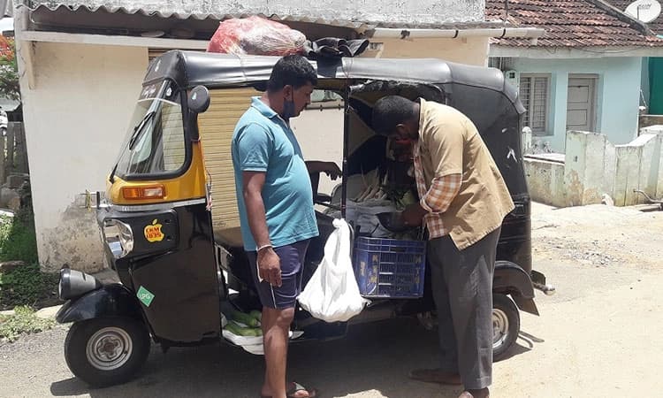 ಆಟೋ ಚಾಲಕರಿಂದ ತರಕಾರಿ ವ್ಯಾಪಾರ