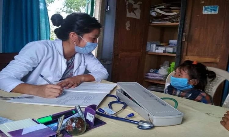 ಮೂರು ವರ್ಷದ ಬುದ್ದಿ ನೂರು ವರ್ಷದವರೆಗೆ : ಒಬ್ಬಳೇ ಆಸ್ಪತ್ರೆಗೆ ಆಗಮಿಸಿದ ಪುಟ್ಟ ಪೋರಿ