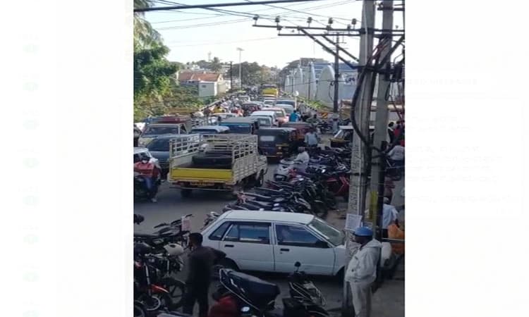 ಕೋವಿಡ್ 19 : ಅಗತ್ಯ ವಸ್ತುಗಳ ಖರೀದಿಗೆ ಭಾರಿ ಜನಸ್ತೋಮ : ವೀಡಿಯೋ ವೈರಲ್